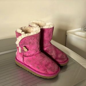 Uggs child’s size US 11 hot pink with side button.  Good used condition